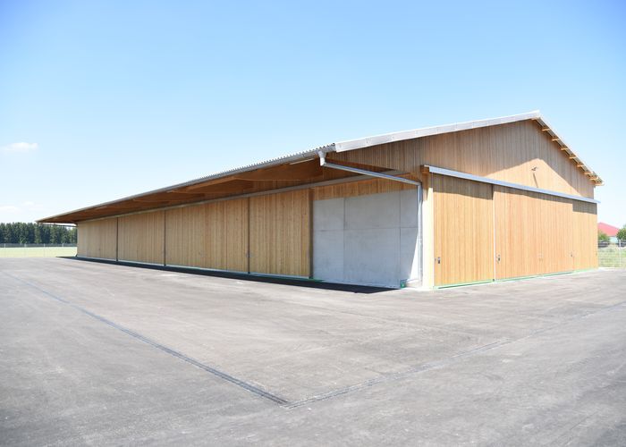 Holz-Hallenbau mit Dachflächen-Photovoltaik, Rudolf HÖRMANN