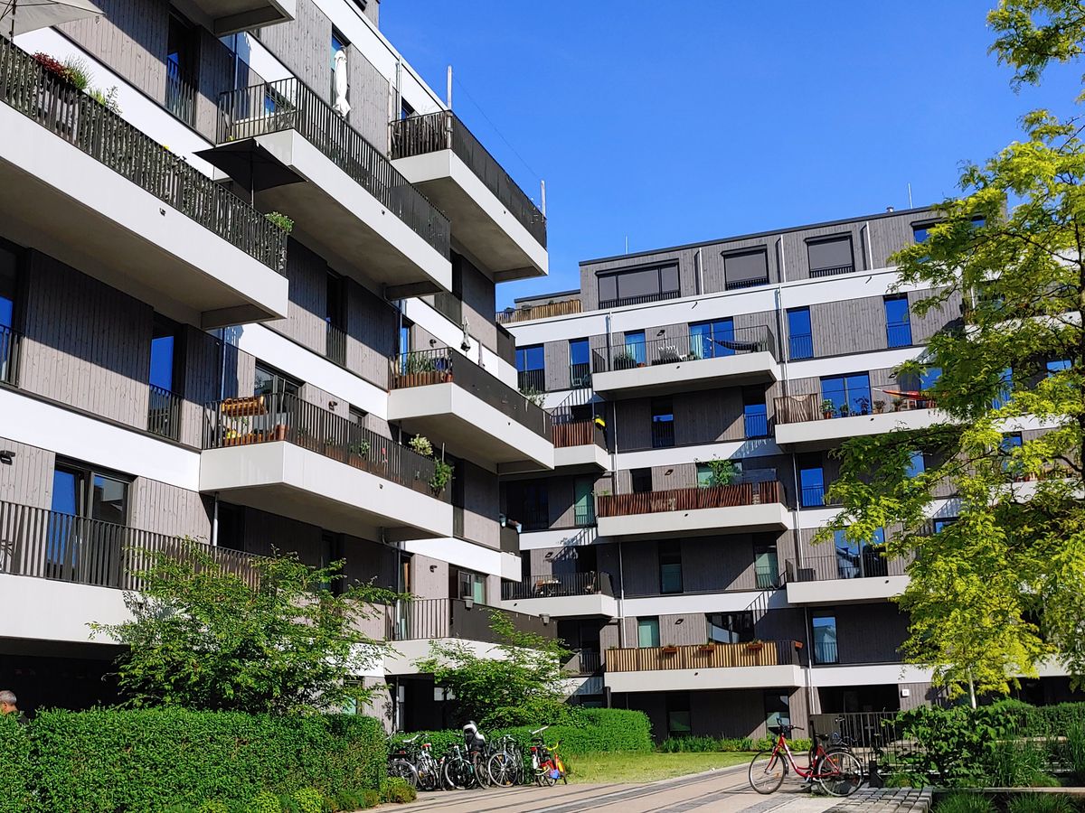 Mehrgeschossige Wohnungsbauten in Ballungsräumen entstehen mit dem klimafreundlichen Baustoff Holz. Foto: Holzbauwelt.de