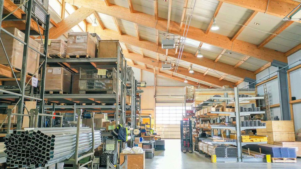 Produktionsmitarbeiter für die Holzfertigung von Türen und Toren (Rudolf HÖRMANN)