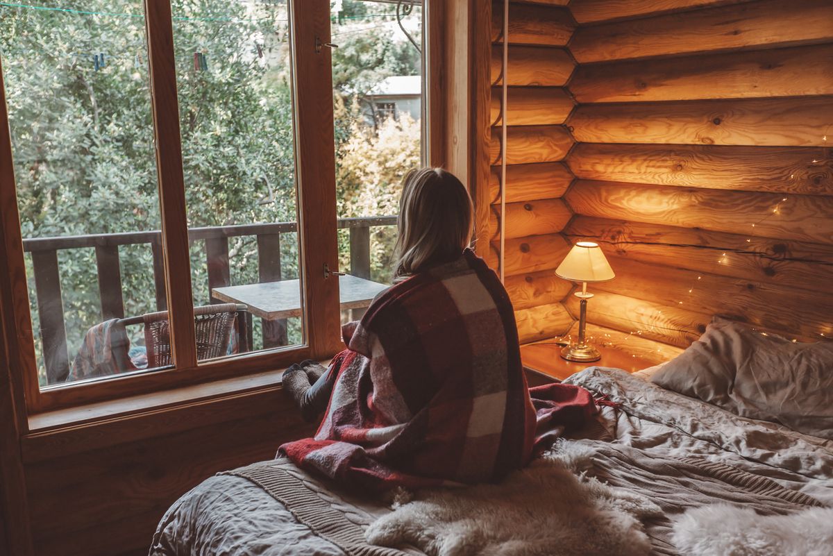 Muss im Blockhaus Holz immer automatisch Holz nach sich ziehen? Nein, aber der Look aller Einrichtungen muss „holzkompatibel“ sein. 