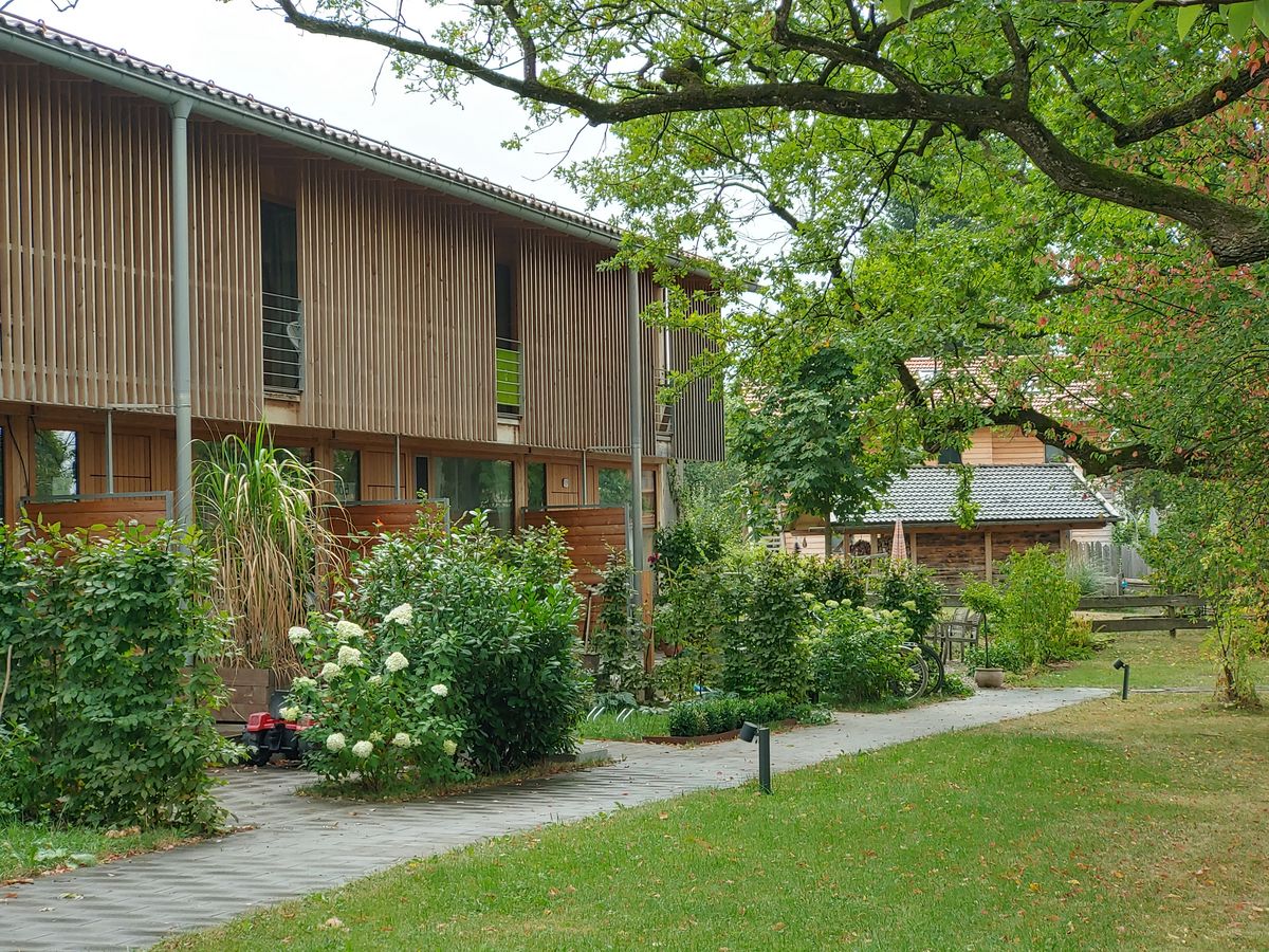 Seniorengerechtes Wohnen in einer Wohnanlage oder einen Holzhaus Bungalow bauen: Foto: Holzbauwelt.de