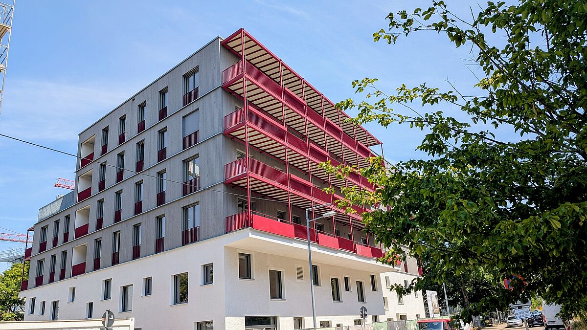 Mehrgeschossiger Holzhybridbau schafft neuen Wohnraum – die EH55-Plus-Förderung bleibt jedoch an begrenzte Mittel gebunden. Foto: Holzbauwelt.de