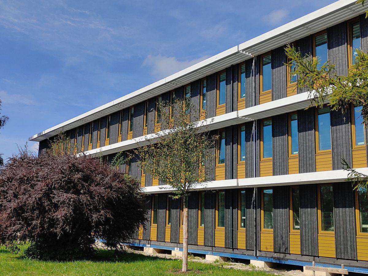 In serieller Holzbauweise entstehen nachhaltige und moderne Multifunktionsbauten. Foto: Holzbauwelt.de