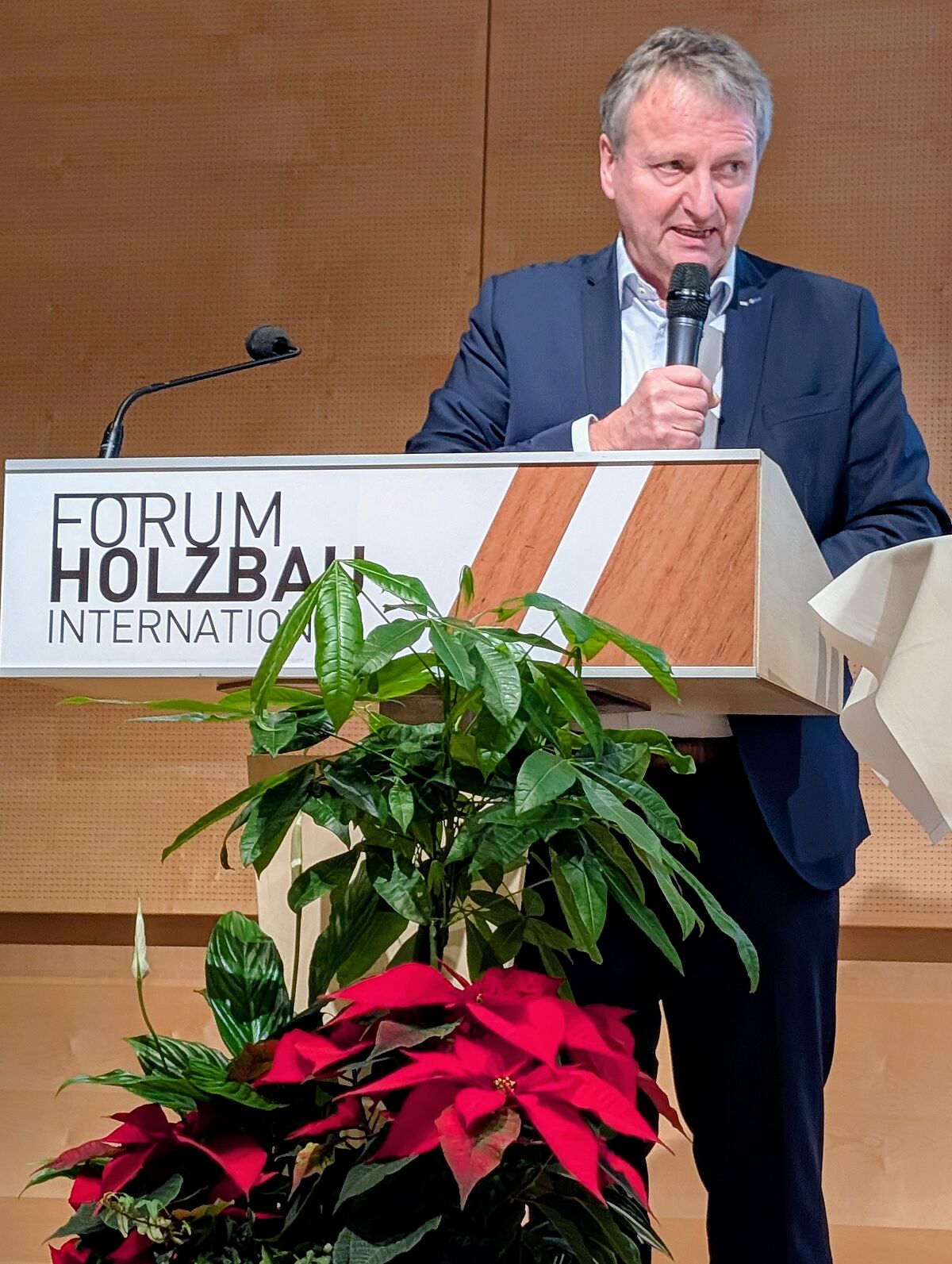 Univ.-Prof. Dr. Stefan Winter zählt zu den prägenden Persönlichkeiten des modernen Holzbaus und wird beim IHF für seine langjährigen Verdienste um Forschung, Lehre und Praxis geehrt. Foto: Holzbauwelt.de / Sigurd Maier