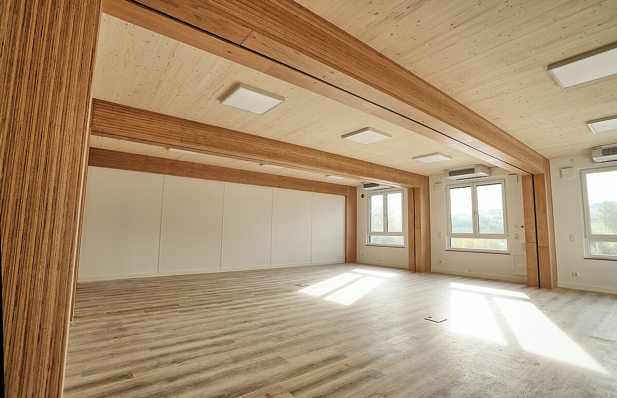 Leistungsfähige Holzwerkstoffe ersetzen emissionsintensive Baustoffe und speichern zugleich Kohlenstoff langfristig im Gebäude. Foto: Holzbauwelt.de 