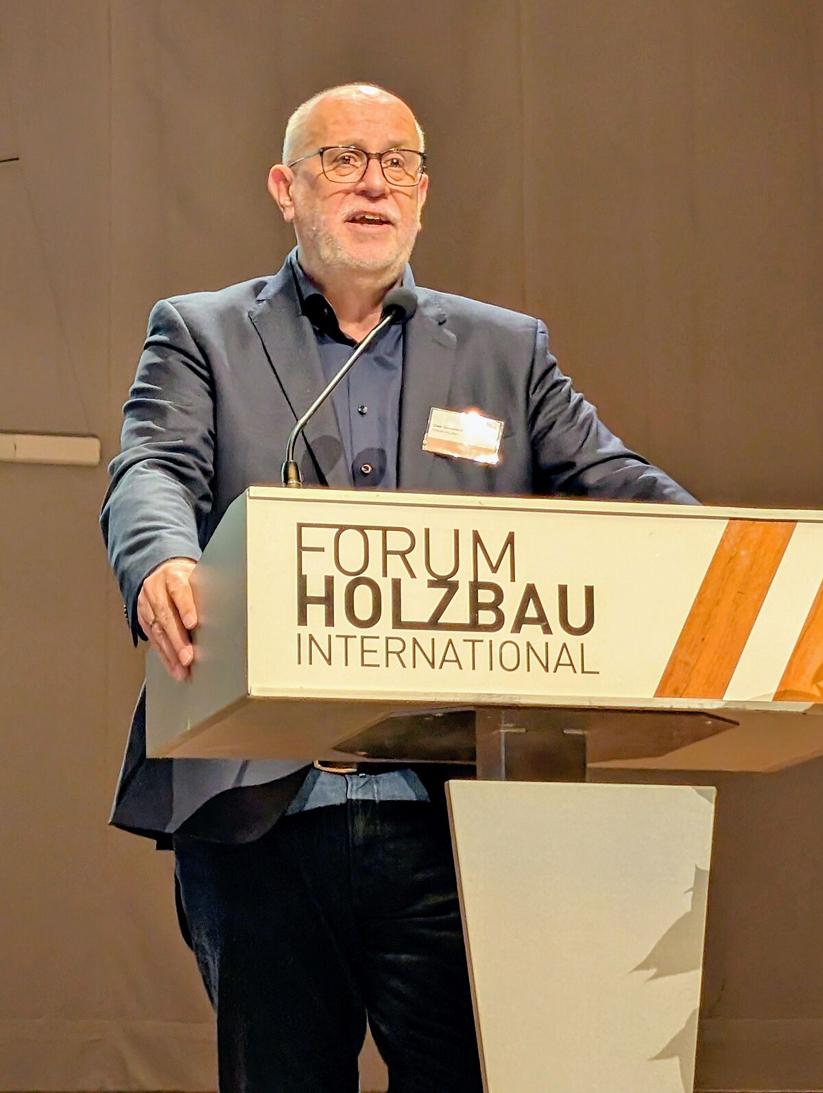 Uwe Germerott, CEO von Forum Holzbau, verantwortet das abwechslungsreiche IHF-Programm mit Fachvorträgen und Diskussionsrunden. Foto: Holzbauwelt.de / Sigurd Maier