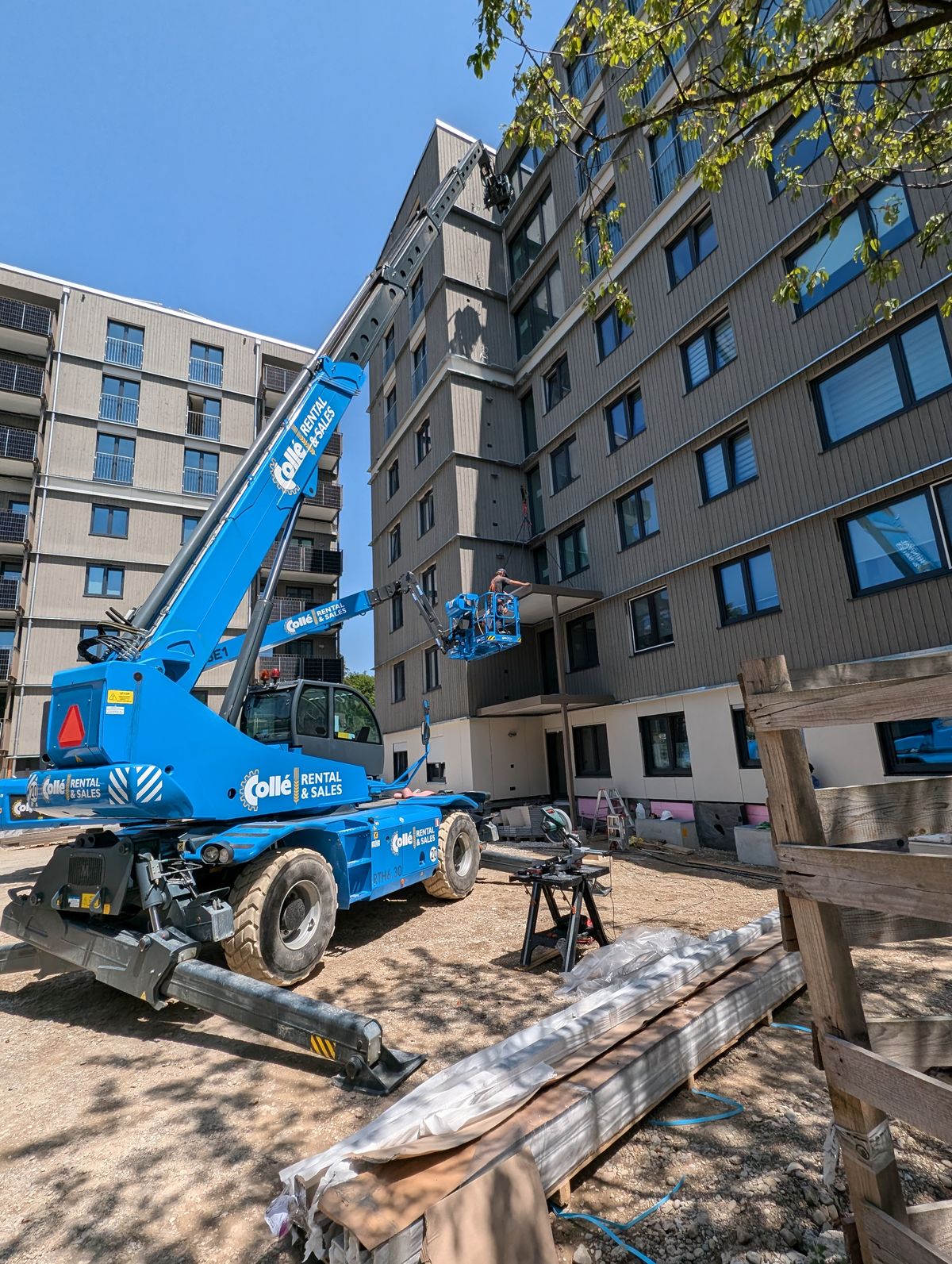 Serielle Gebäudesanierung, Montage vorgesetzte Balkone. Foto: Sigurd Maier / Holzbauwelt.de