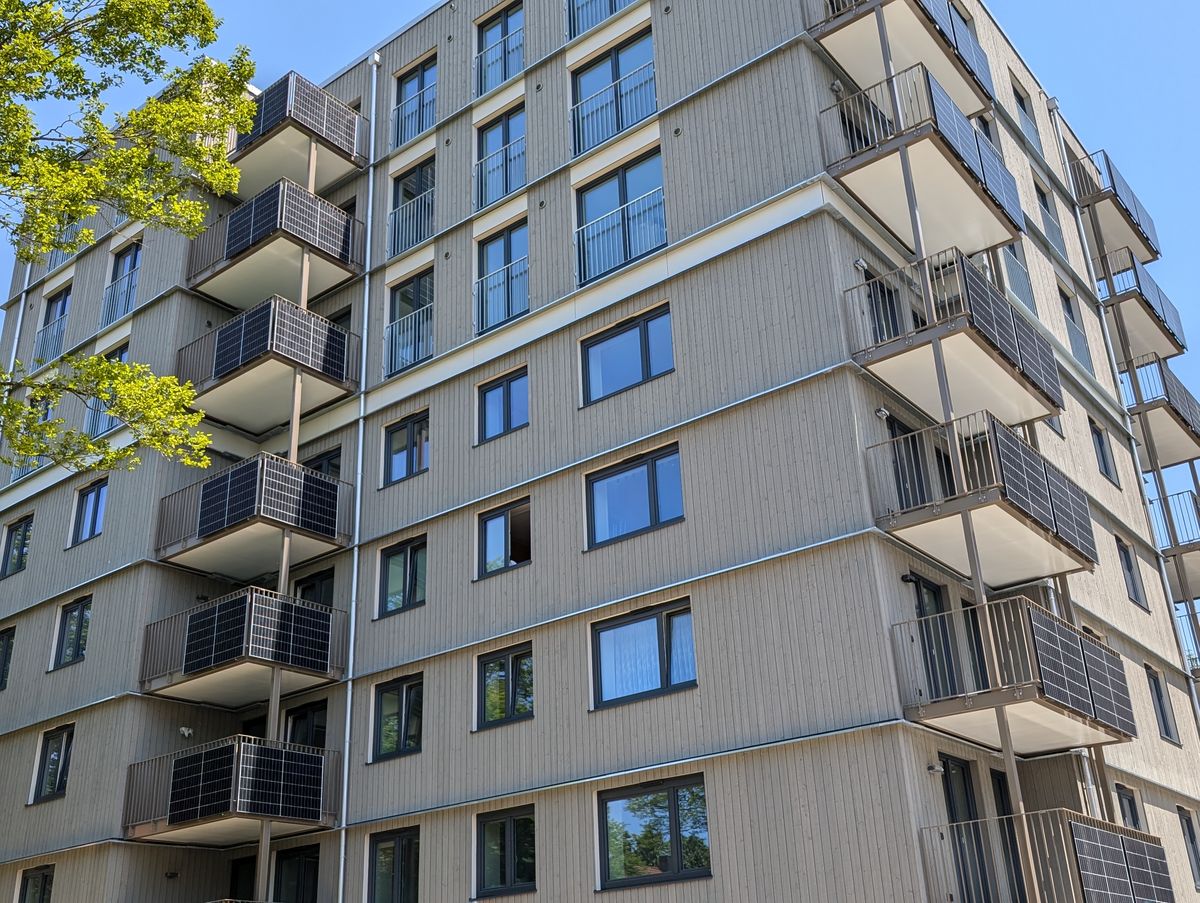 Aufstockung und serielle Fassadensanierung von B&O Bau an der Allacher Straße München: Energetische Aufwertung mit moderner Holzfassade. Foto: Holzbauwelt.de