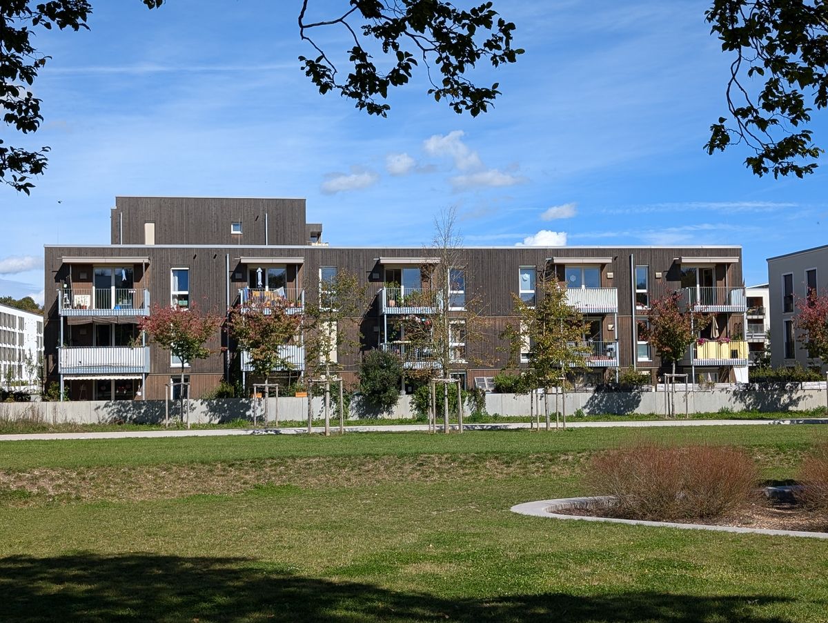 Leicht, schnell, nachhaltig – Dachaufstockung mit vorgefertigten Holzelementen. Foto: Sigurd Maier / Holzbauwelt.de 