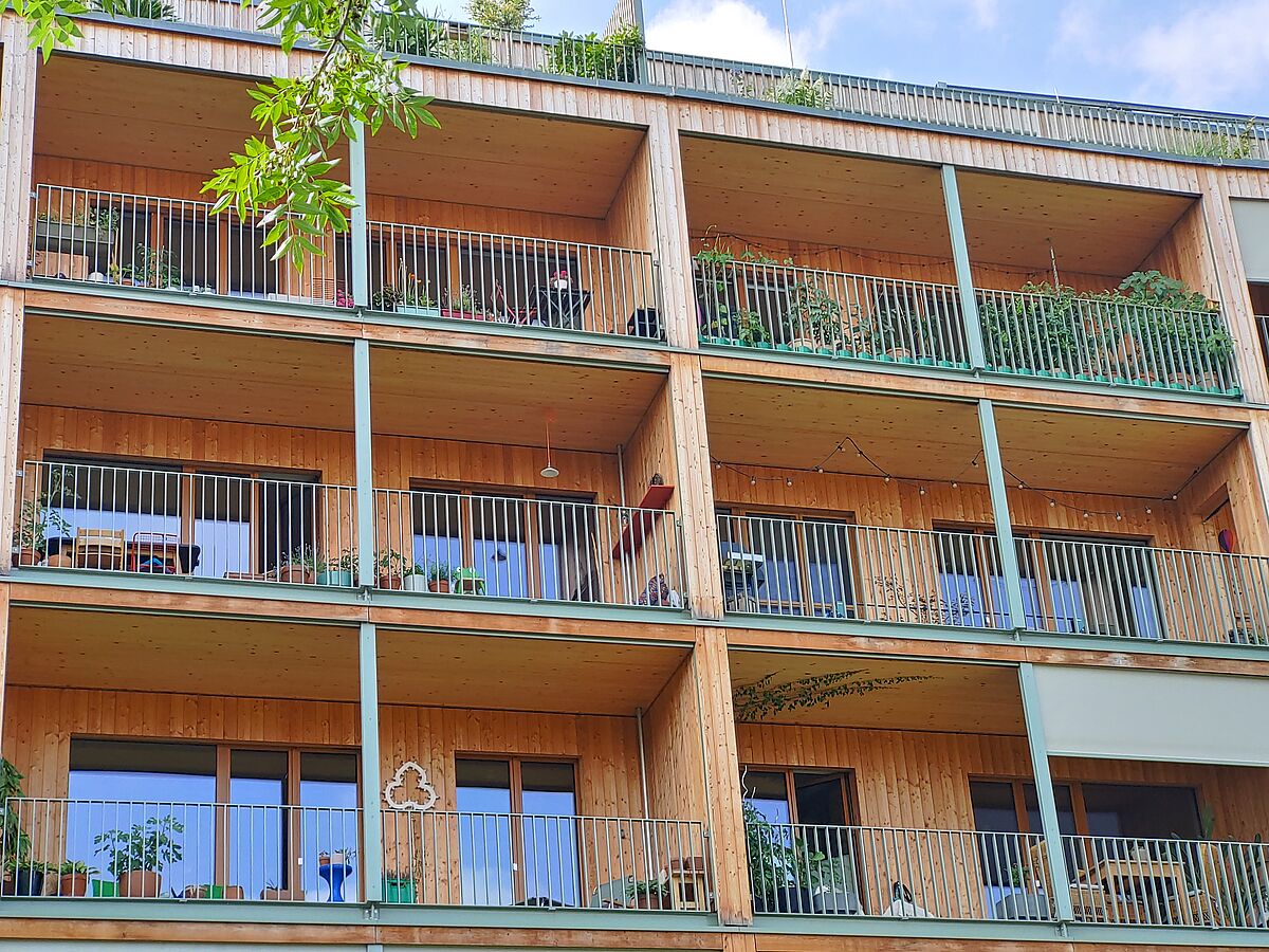 Ein kreislauffähiges Holzgebäude speichert Kohlenstoff langfristig und ermöglicht die spätere Demontage sowie Wiederverwendung seiner Bauteile. Foto: Holzbauwelt.de