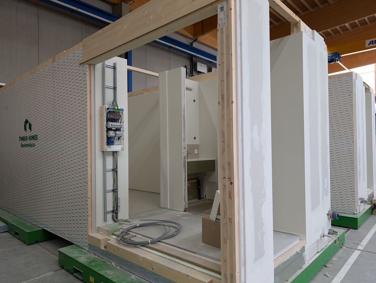 Vorfertigung schafft Prozesssicherheit: Holzmodul mit vorinstallierter Elektro-TGA. Foto: Sigurd Maier / Holzbauwelt.de