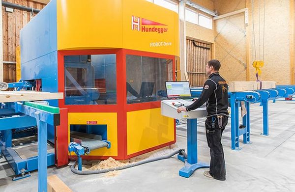 Zimmerer bedient CNC-Abbund. Foto: Hundegger AG