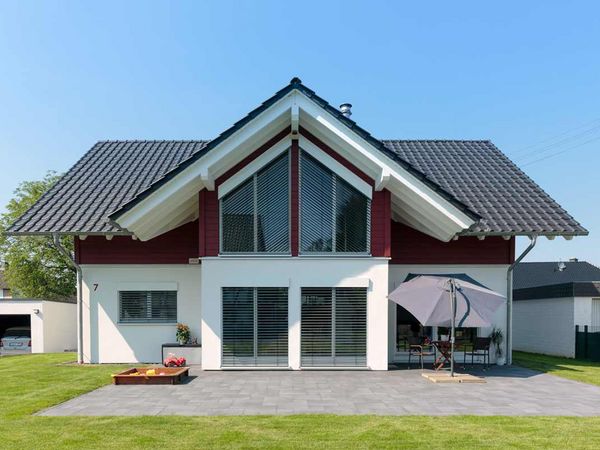 Massivholzhhaus Einfamilienhaus in Holz-Putz-Kombination