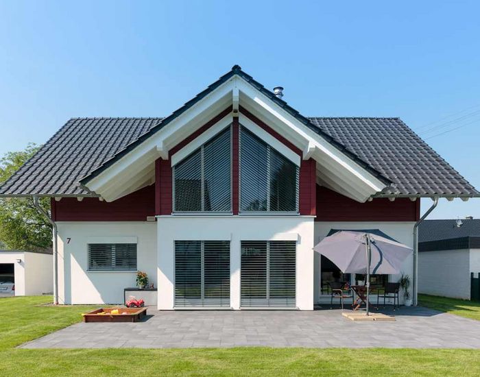 Einfamilienhaus in Holz-Putz-Kombination