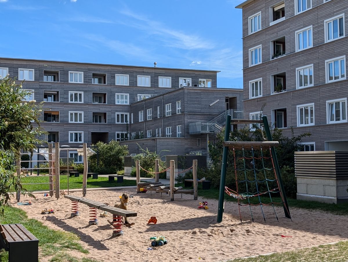 Auch mehrgeschossige Wohngebäude können aus Holz gebaut werden. Foto: Holzbauwelt.de