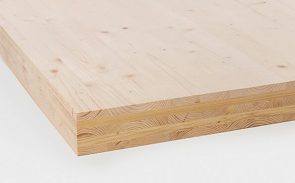Brettsperrholzplatte mit kreuzweise verklebten Holzlagen für tragende Wand-, Decken- und Dachkonstruktionen. Foto: Hasslacher