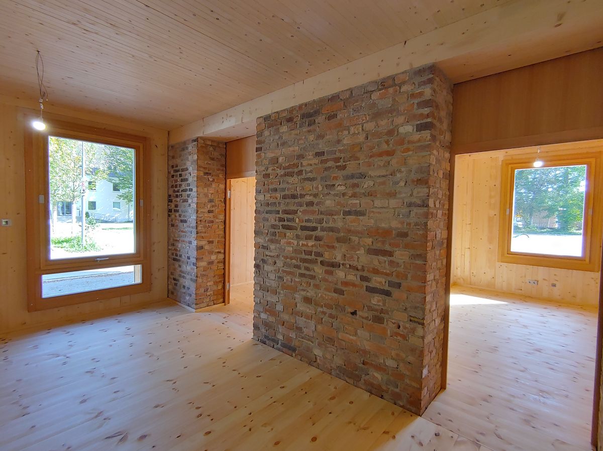 Nachwachsende Rohstoffe wie Holz und Lehm schaffen nachhaltige Gebäude. Foto: Sigurd Maier / Holzbauwelt.de 