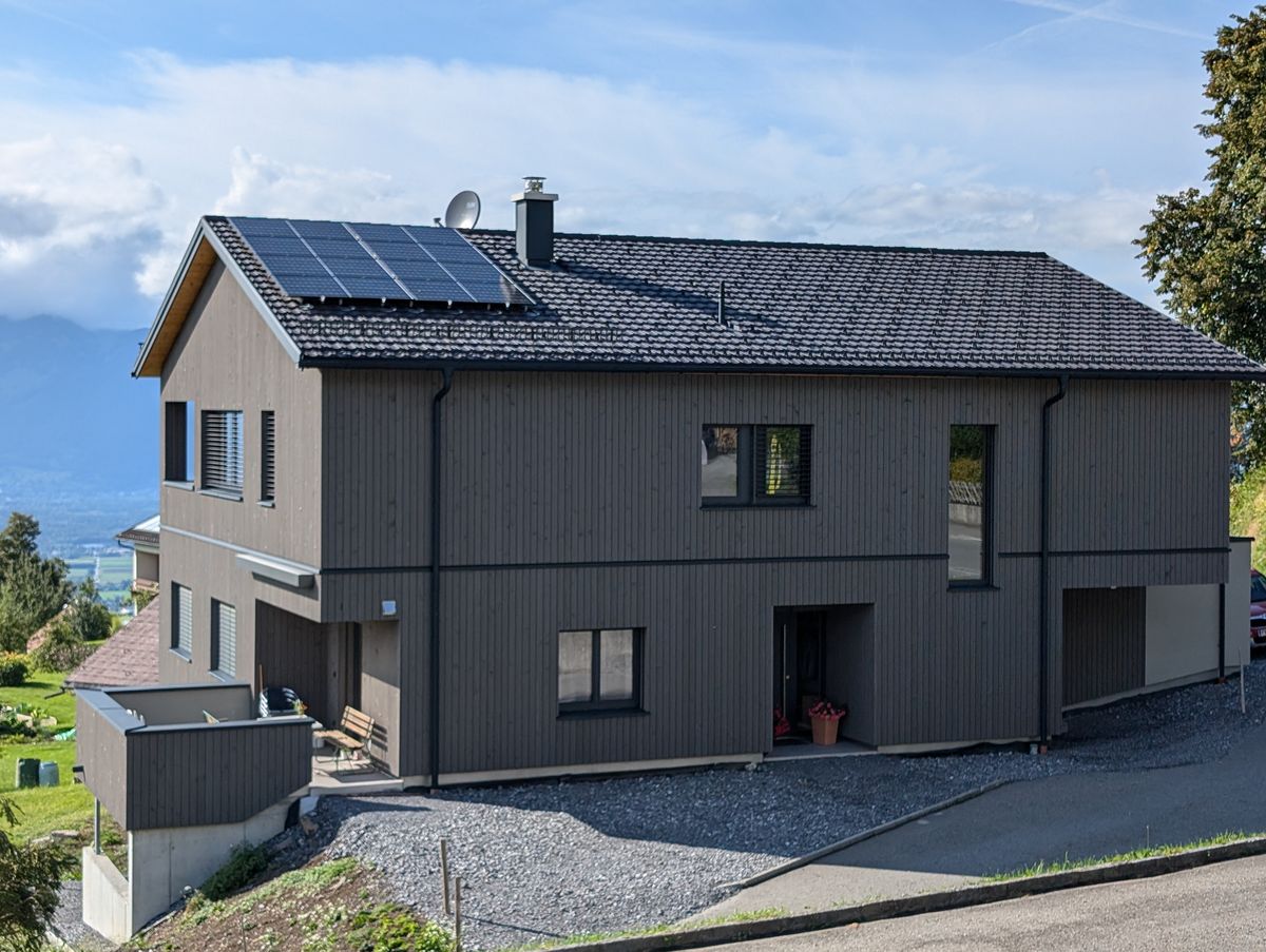 Nachhaltige energieeffiziente Holzfertighäuser als Einfamilien- oder Mehrfamilienhaus werde gerne finanziert. Foto: Sigurd Maier / Holzbauwelt.de