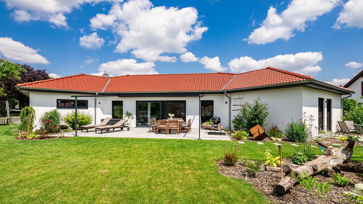 Eigentumsgarten Mit Bungalow In Leipzig Zum Wohnen Bungalow Walmdach 158 von LUXHAUS in Holzbauweise