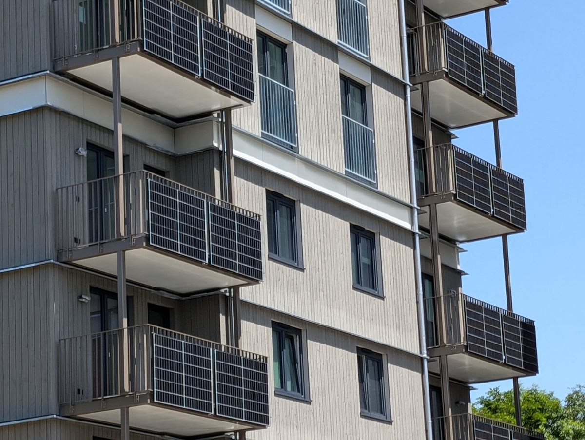 Serielle Gebäudesanierung durch die Verwendung und Montage vorgefertigter Fassaden- und / oder Dachelemente. Foto: Holzbauwelt.de