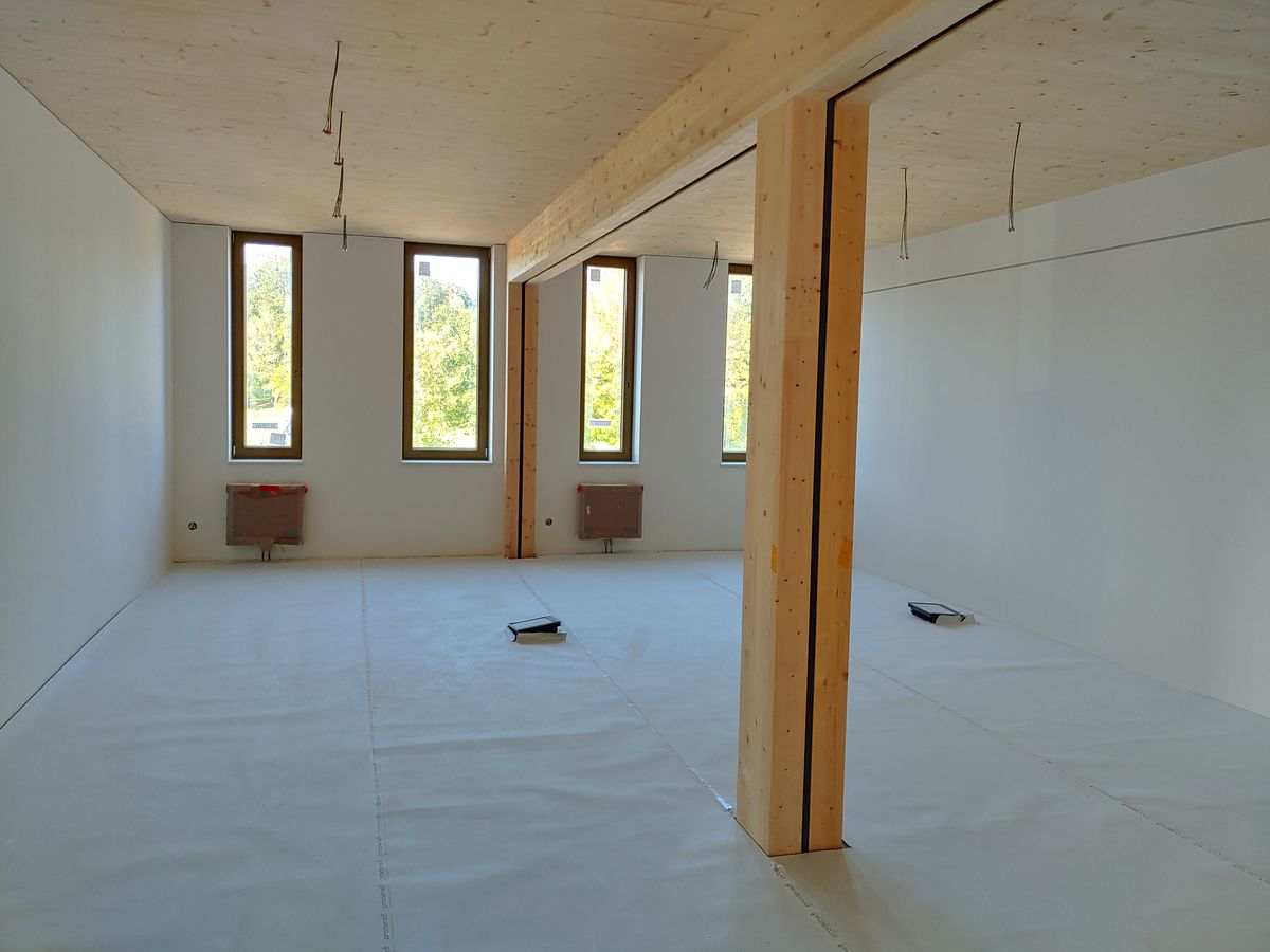 Serieller Holzbau im Neubau: Gleichmäßiges Stützenraster als Basis für Typologien, schnelle Montage und hohe Wiederholbarkeit. Foto: Sigurd Maier / Holzbauwelt.de