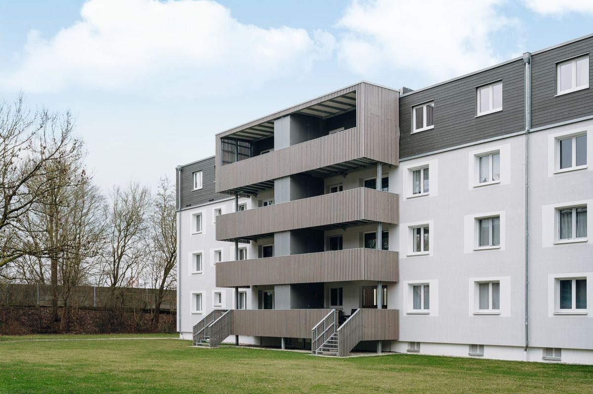 Serielle Sanierung und Dachaufstockung in der Bradleystraße Neu-Ulm: B&O Bau schafft neuen Wohnraum in moderner Holzbauweise. Foto: Malik Pahlmann