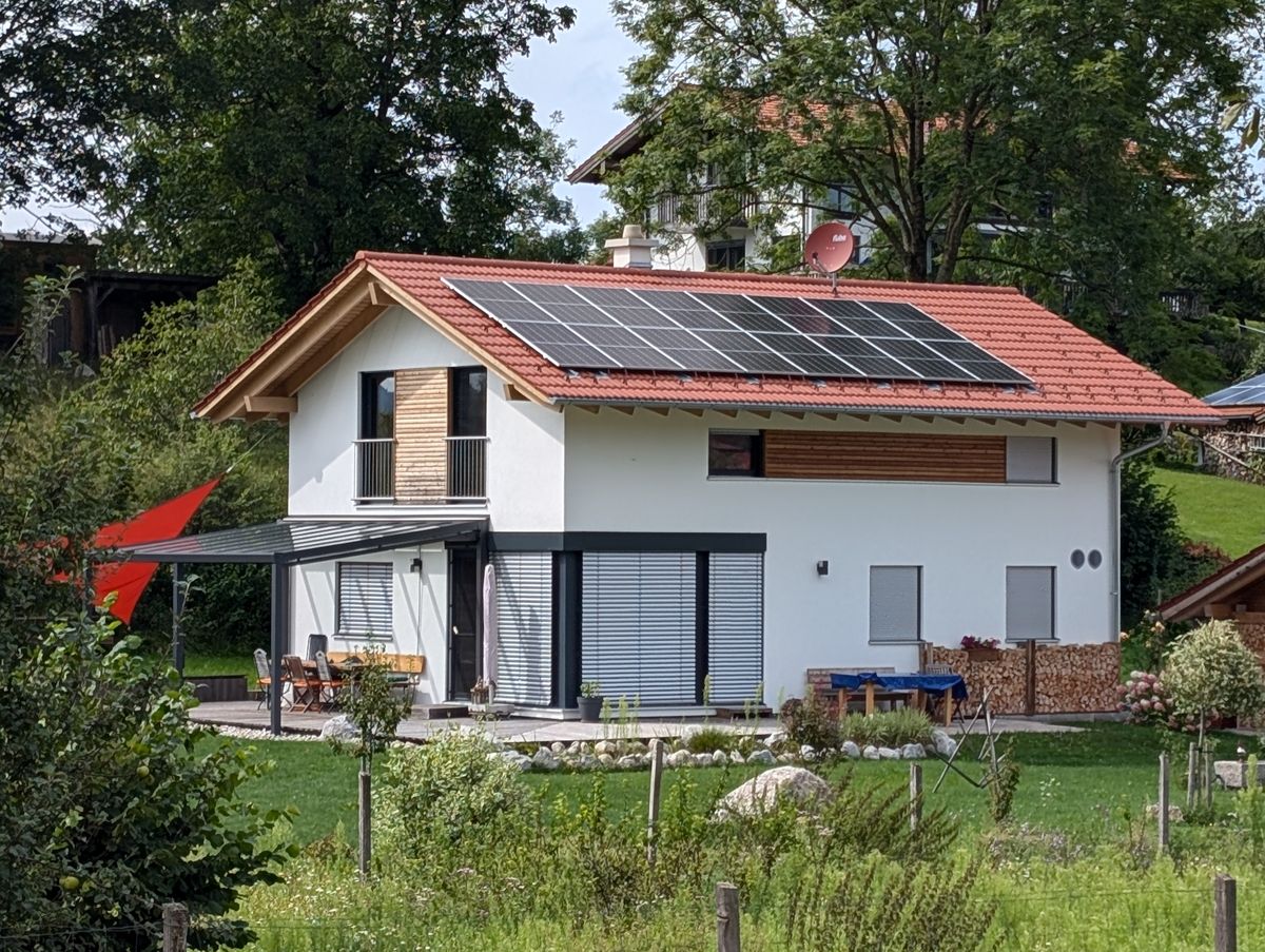 Energieeffiziente Holzhäuser werden durch das KfW-Förderprogramm Klimafreundlicher Neubau gefördert. Foto: Sigurd Maier / Holzbauwelt.de