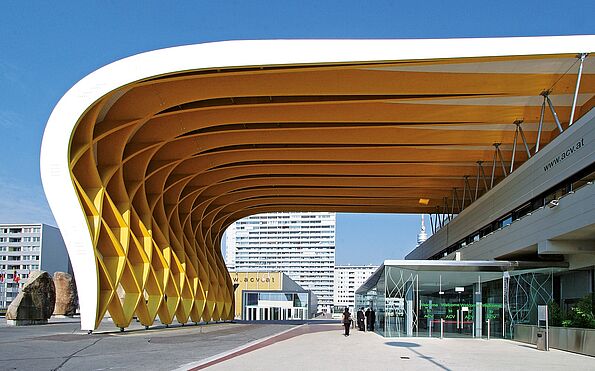 Weit gespannte Brettschichtholz-Konstruktion am Austria Center Vienna mit hoher Tragfähigkeit und architektonischer Ausdruckskraft. Foto: Hasslacher