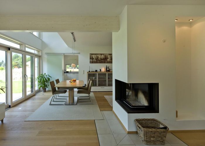 Wohnzimmer mit offenen Kamin, Haus Bayrisch Gmain, Regnauer Hausbau, Holzfertighaus