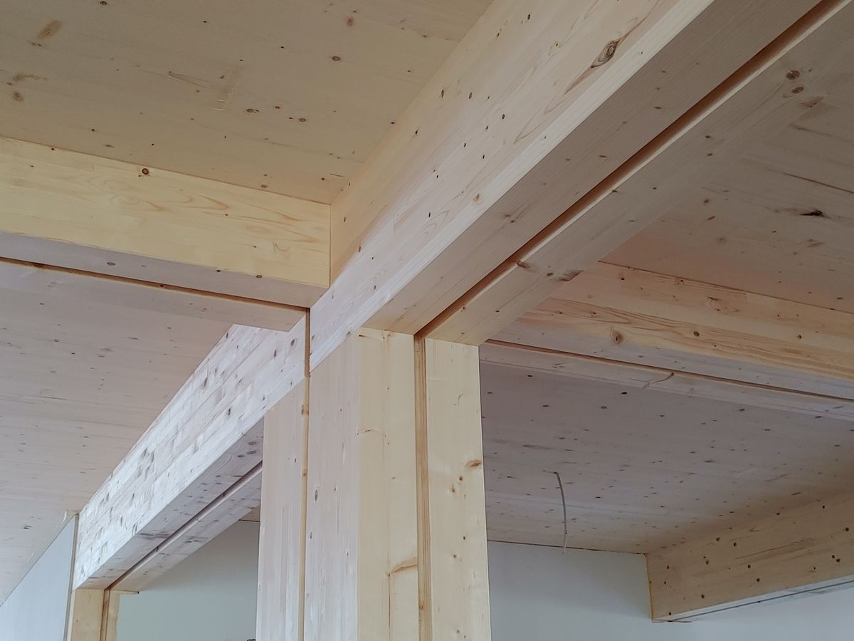 Massive Holzbalkendecke von Huber & Sohn – garantiert hohen Schallschutz und Wohnkomfort. Foto: Sigurd Maier / Holzbauwelt.de