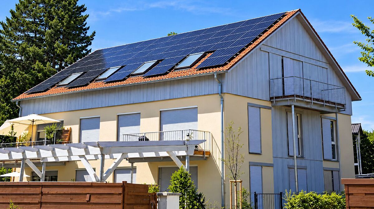 Klimafreundliches Mehrfamilienhaus in Holzhybridbauweise von Architekt Holger König in Gröbenzell bei München. Fünf Wohneinheiten mit hochgedämmter Holzbauhülle und Photovoltaikanlage. Foto: Holger König 