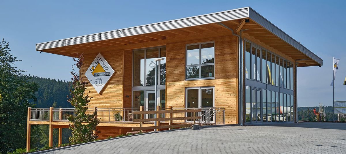 Holzbaumonteure für den Bau von Premiumhäusern (Sonnleitner Holzhausbau)