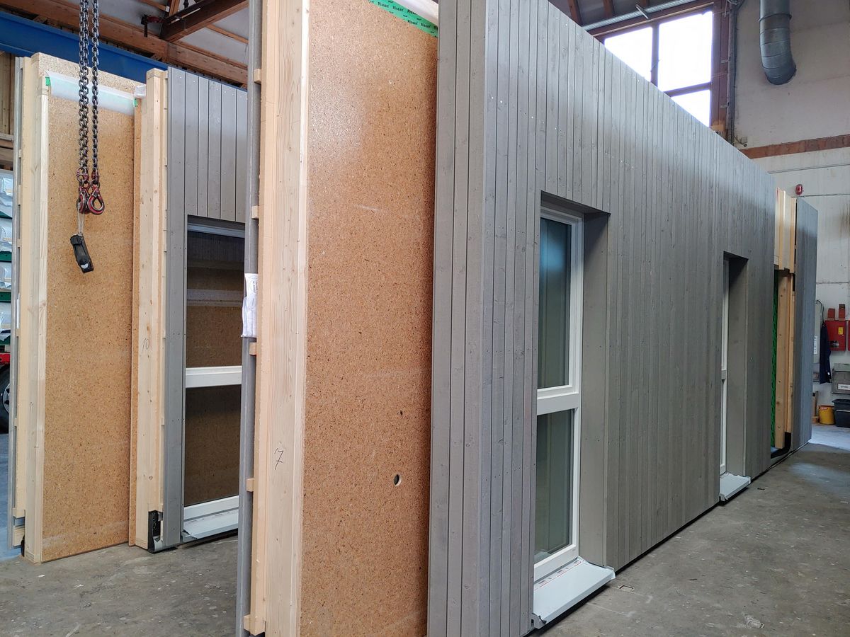 Serielles Bauen mit vorgefertigten Elementen aus Holz beschleunigt Bauvorhaben. Foto: Holzbauwelt.de