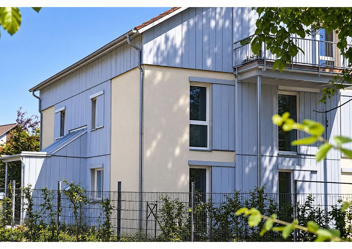Klimafreundliches Mehrfamilienhaus von Architekt Holger König mit fünf Wohneinheiten und niedrigen monatlichen Nebenkosten von rund 131 Euro für eine 78 m² große Wohnung. Foto: Holger König