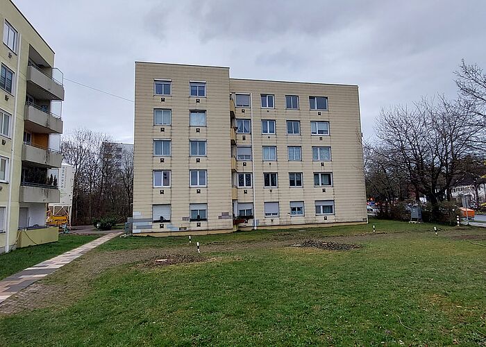 Serielle Sanierung Fassade und Aufstockung – Allacher Straße München, Huber & Sohn