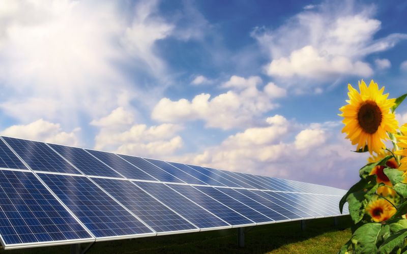 Die Solarpflicht für Neubauten in bestimmten Bundesländern sieht die verbindliche Nutzung von Photovoltaik-Anlagen vor.