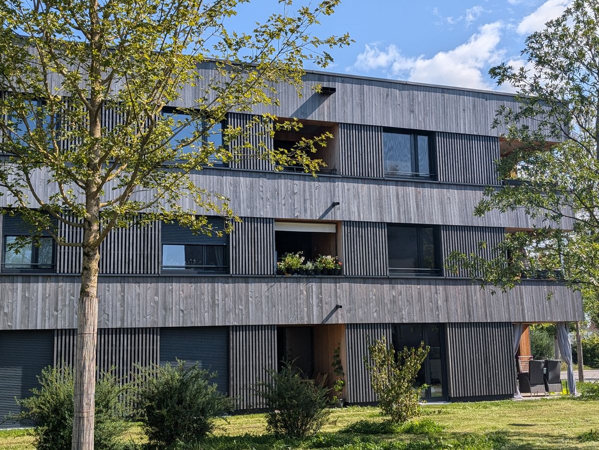 Nachhaltige Wohnquartiere wie Mehrgenerationenwohnen oder mehrgeschossiger Holzbau sind zukunftsfähig. Foto: Sigurd Maier / Holzbauwelt.de