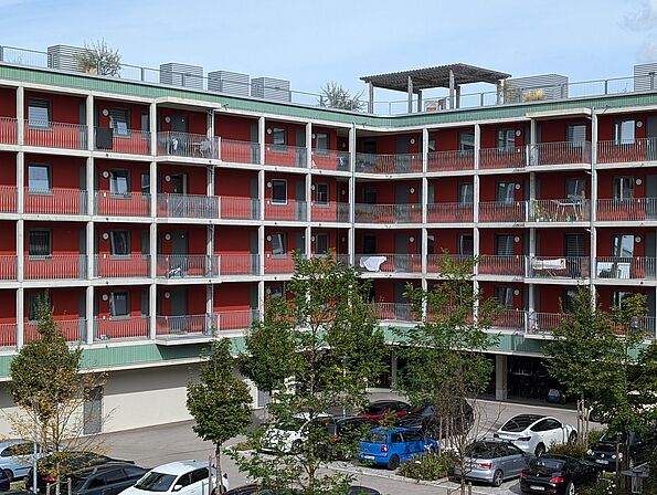 Parkplatzüberbauung Dantebad München schafft zusätzlichen Wohnraum: Foto: Holzbauwelt.de