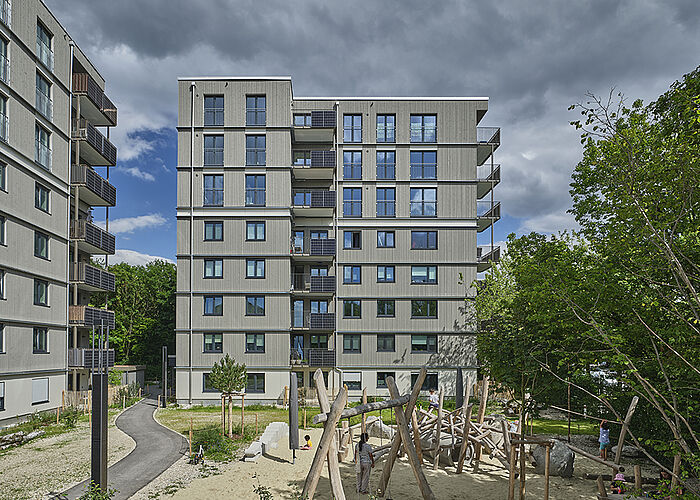 Serielle Sanierung Fassade und Aufstockung – Allacher Straße München, Huber & Sohn