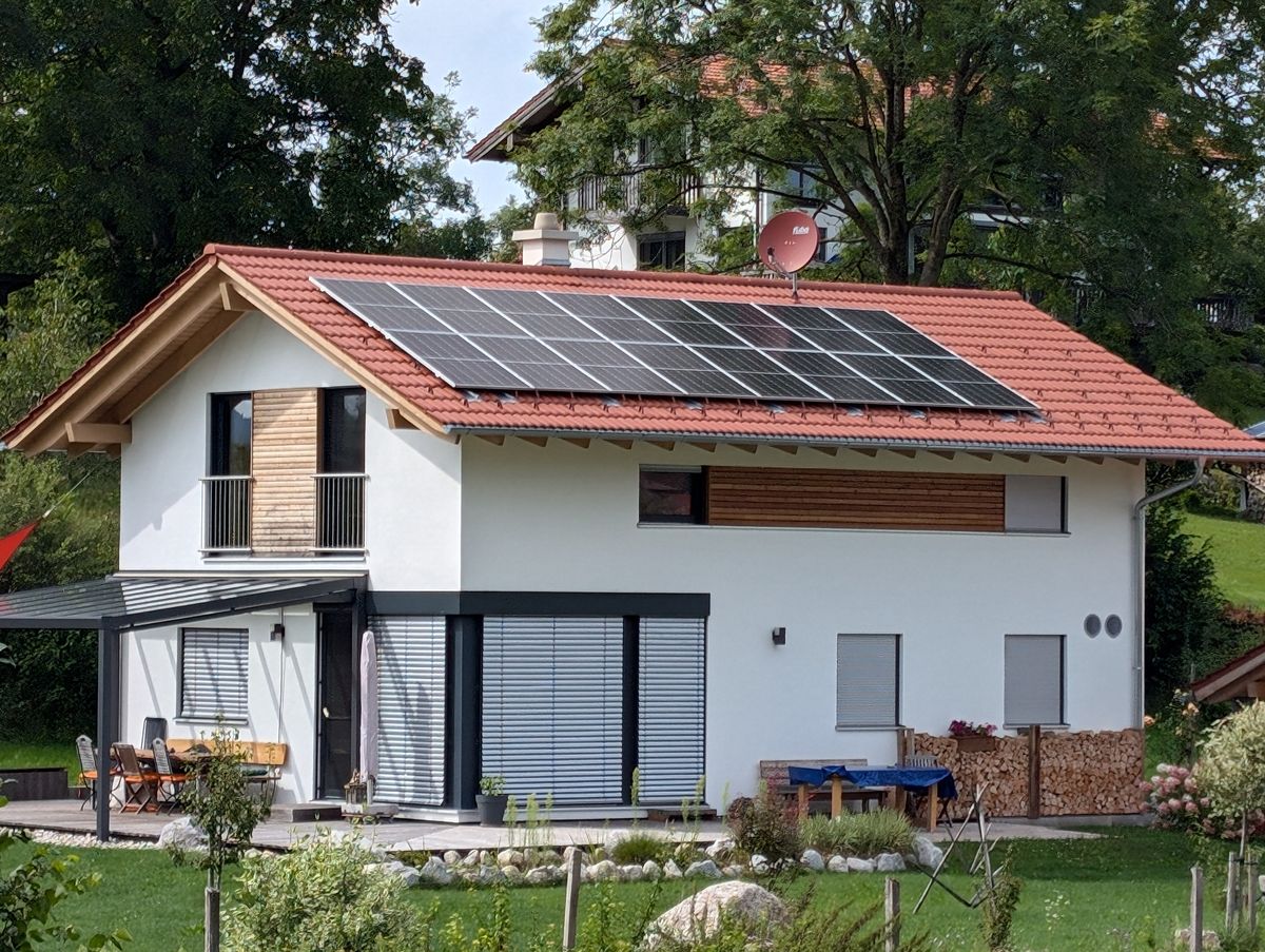 Klimafreundlich bauen mit Holz: Dieses moderne Fertighaus mit PV-Anlage erfüllt die Anforderungen der EH55-Neubauförderung 2025. Foto: Sigurd Maier / Holzbauwelt.de