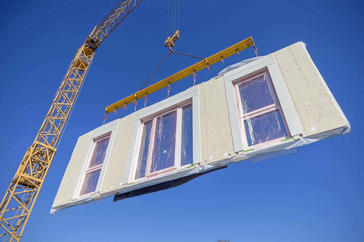 Die hohe Vorfertigung im Holzbau ermöglicht die Aufstockung von Gebäuden im urbanen Raum. Foto: stock@adobe.com 