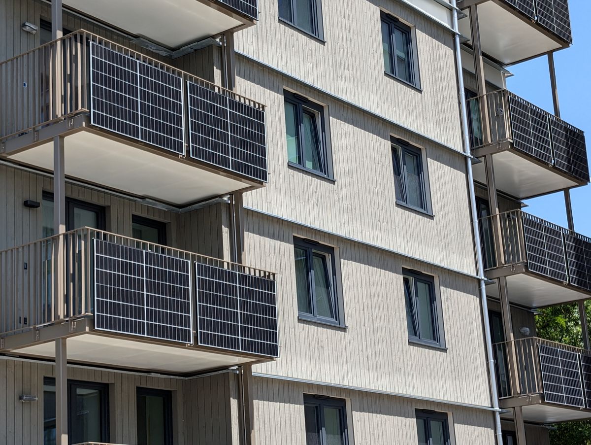 Vorgefertigte Fassaden- und Balkonmodule durch serielle Sanierung verkürzt Bauzeiten und steigert Komfort und Energieeffizienz. Foto: Sigurd Maier / Holzbauwelt.de