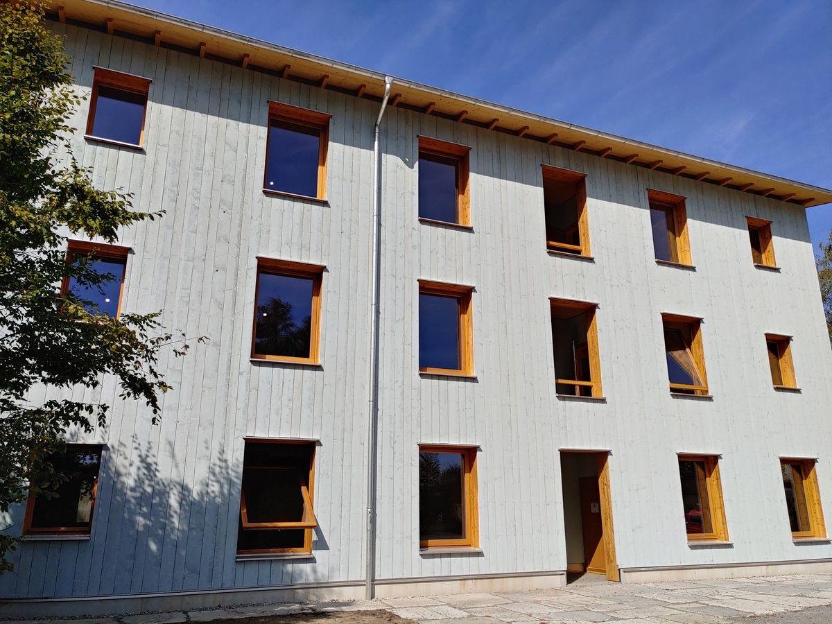 Umweltfreundliche Materialien wie Holz und Lehm reduzieren den CO2-Ausstoß beim Bauen erheblich. Foto: Holzbauwelt.de  