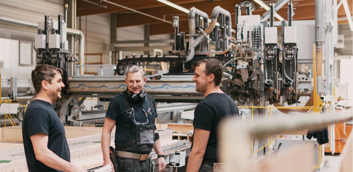 Maler / Verputzer / Maurer für unsere Wandfertigung am Werk (Sonnleitner Holzhausbau)