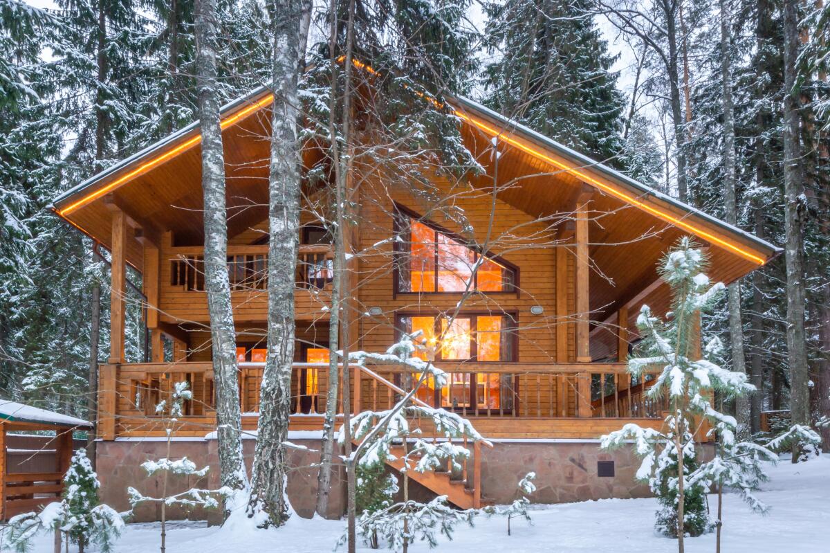 Holzblockhaus, Massivholzhaus bauen. Foto: stock.adobe.com