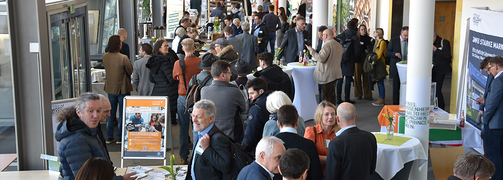 Rege Diskussionen und Netzwerken während der Veranstaltung in der TH Rosenheim beim Wood BioEconomy-Forum. Foto: Forum Holzbau