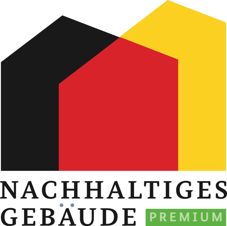 Das Mehrfamilienhaus in Holzhybridbauweise von Architekt Holger König mit fünf Wohneinheiten erfüllt die Anforderungen des QNG-Premium-Standards.